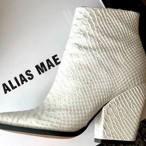 Alias Mae bootie size 37
